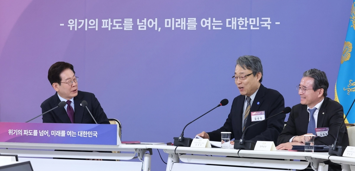이재명 대통령이 9일 청와대에서 열린 국민경제자문회의 제1차 전체회의에서 김성식 부의장과 대화하고 있다. 왼쪽부터 이 대통령, 김 부의장, 김용범 청와대 정책실장. 뉴스1