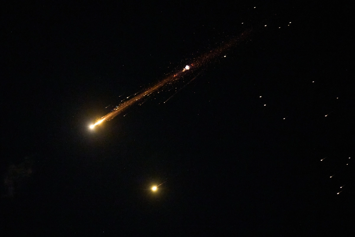 이스라엘 상공서 터지는 이란 집속탄