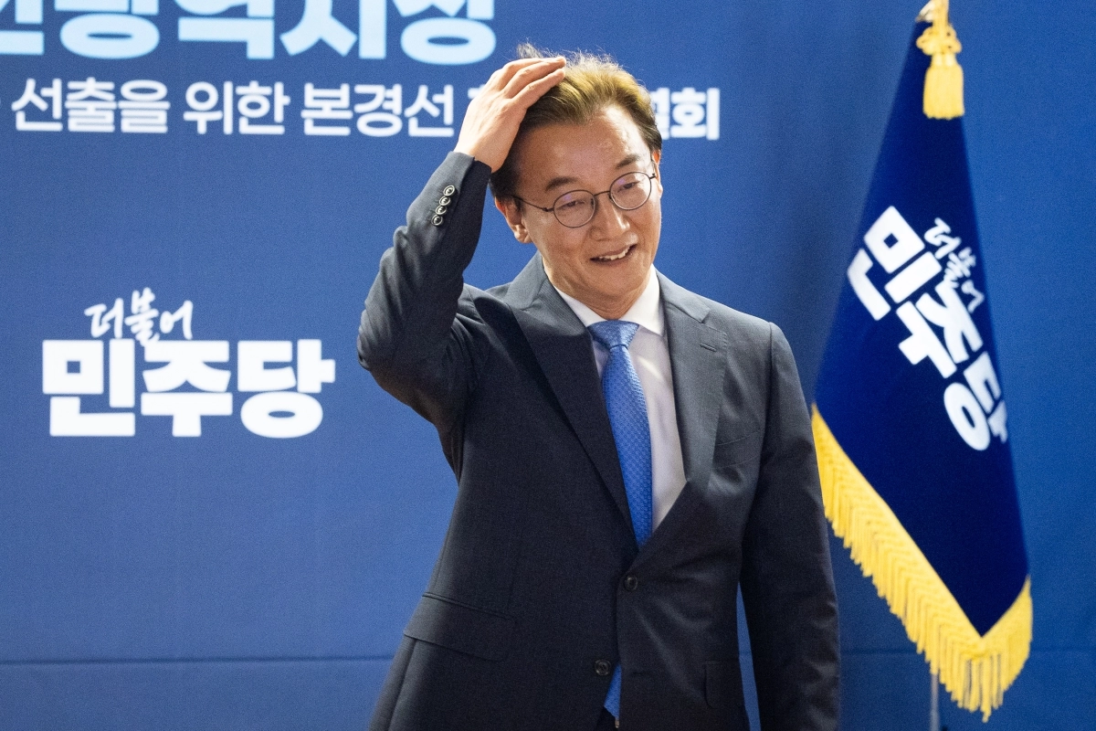 전재수 더불어민주당 부산광역시장 예비후보가 6일 서울 여의도 중앙당사에서 열린 본경선 합동연설회에서 기념 촬영 후 자리로 이동하고 있다. 2026.4.6 뉴스1