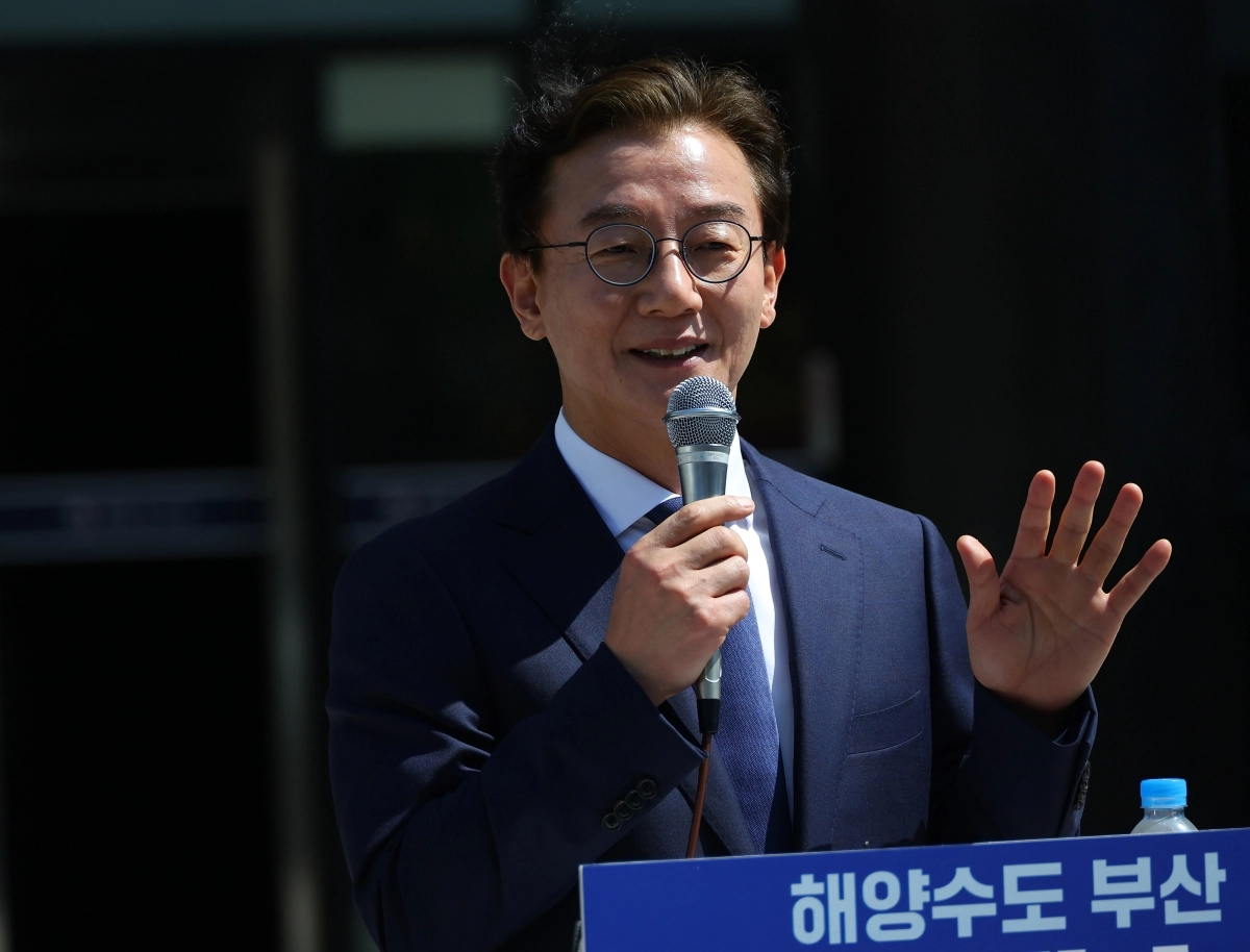 더불어민주당 전재수 의원이 지난 2일 오전 부산 동구 해양수산부 청사에서 부산시장 출마 선언을 하고 있다. 2026.4.2. 연합뉴스