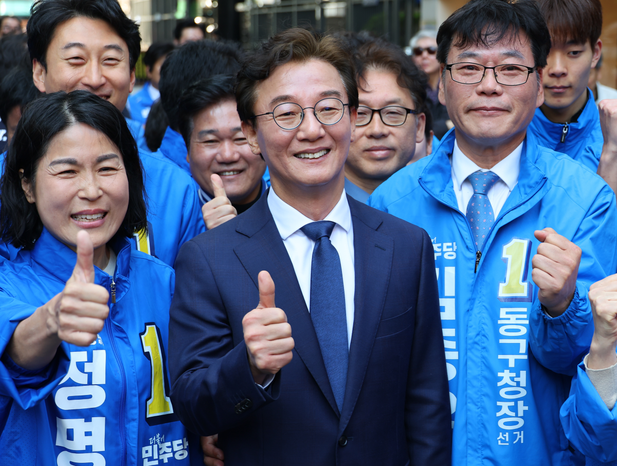 더불어민주당 전재수 의원이 2일 오전 부산 동구 해양수산부 청사에서 부산시장 출마 선언을 마친 뒤 구청장 출마 민주당 후보들과 사진을 찍고 있다. 부산 연합뉴스