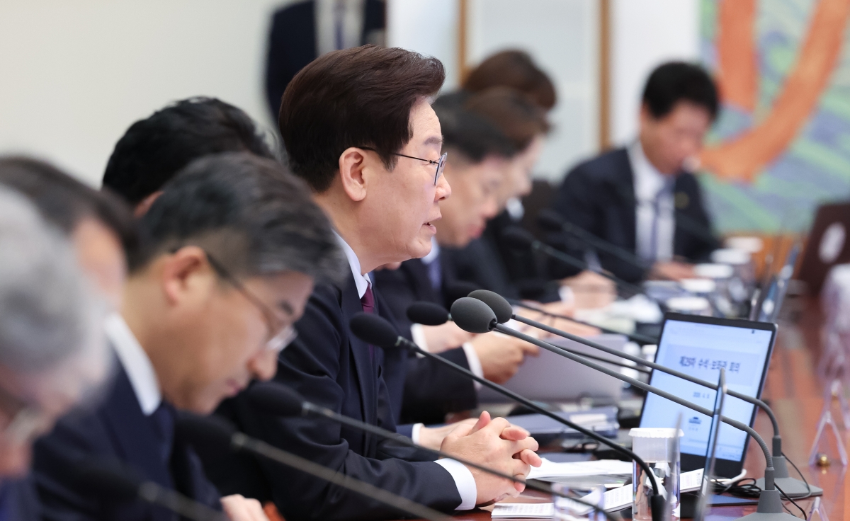 이재명 대통령이 9일 청와대에서 수석보좌관회의를 주재하고 있다. 이 대통령은 “청와대도 포괄임금제를 너무 하지 말라”고 지시했다.