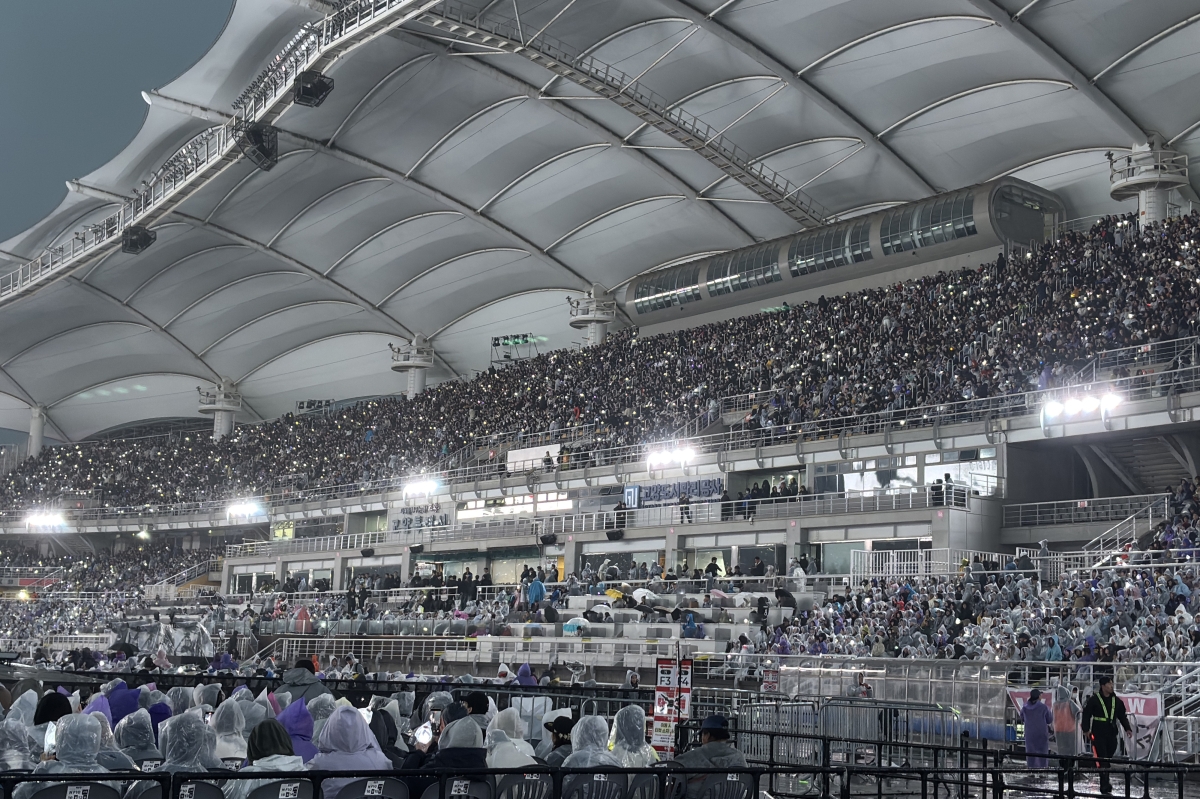 K팝 그룹 방탄소년단(BTS) 월드투어가 열린 9일 경기 고양종합운동장이 아미(BTS 팬덤)들로 가득 차 있다. BTS는 9~12일 고양종합운동장을 시작으로 전세계 34개 도시에서 총 85회에 걸쳐 콘서트를 연다. 연합뉴스