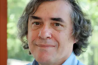 어지러운 만화경 속 명확한 것은 어딘가 아련하고 그리운 감정뿐