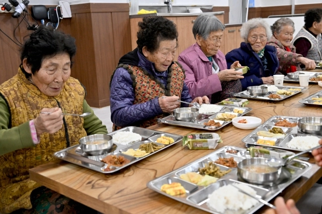 대구 군위군은 ‘경로당 주 5일 중식 지원 사업’ 대상을 지난해 20곳에서 올해 130곳으로 대폭 확대했다. 사진은 어르신들이 경로당에서 점심 식사하는 모습. 군위군 제공