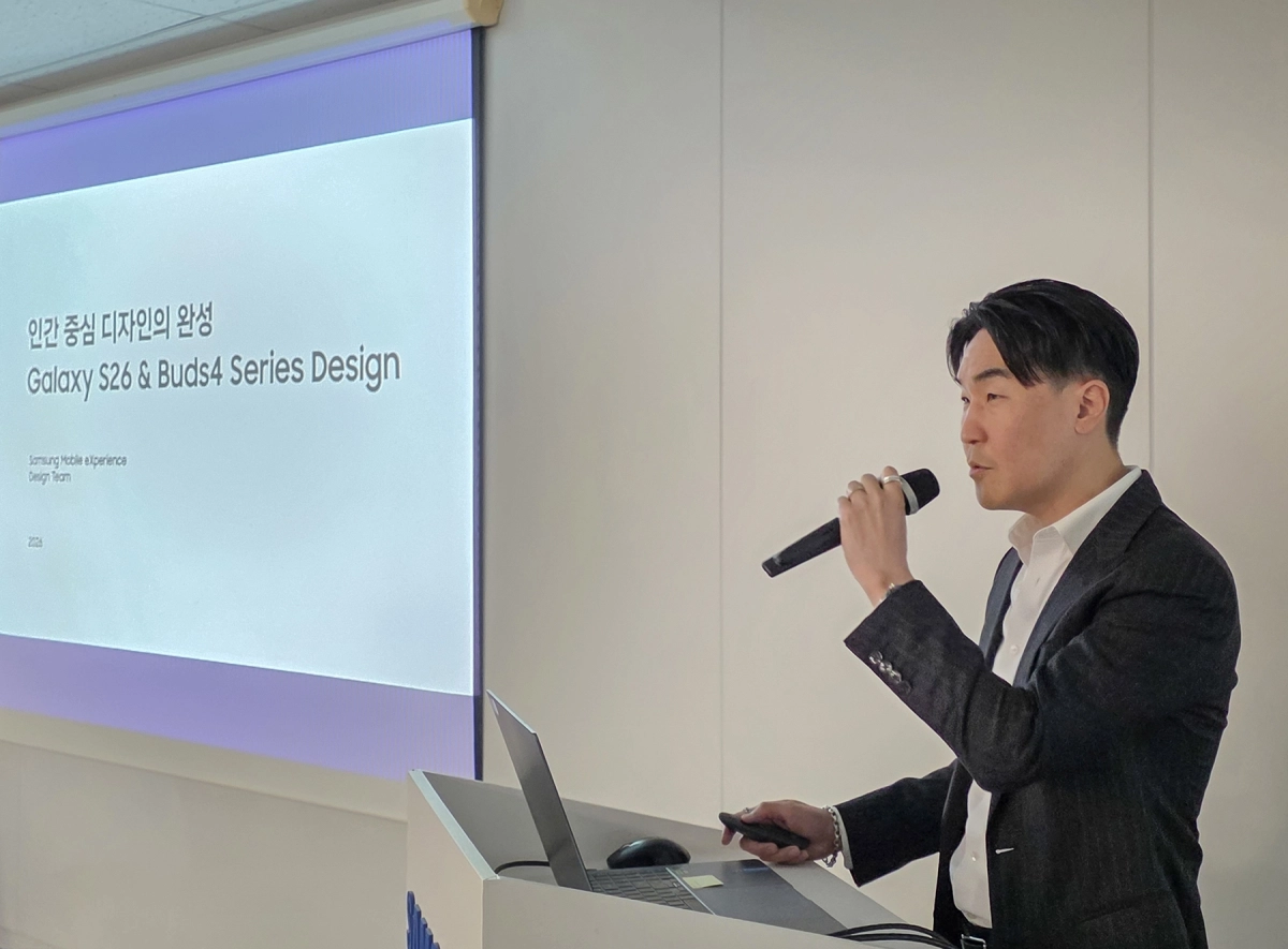 이일환 삼성전자 MX사업부 디자인팀장 부사장이 9일 서울 중구 태평로빌딩에서 갤럭시의 새로운 디자인 방향을 소개하고 있다. 삼성전자 제공