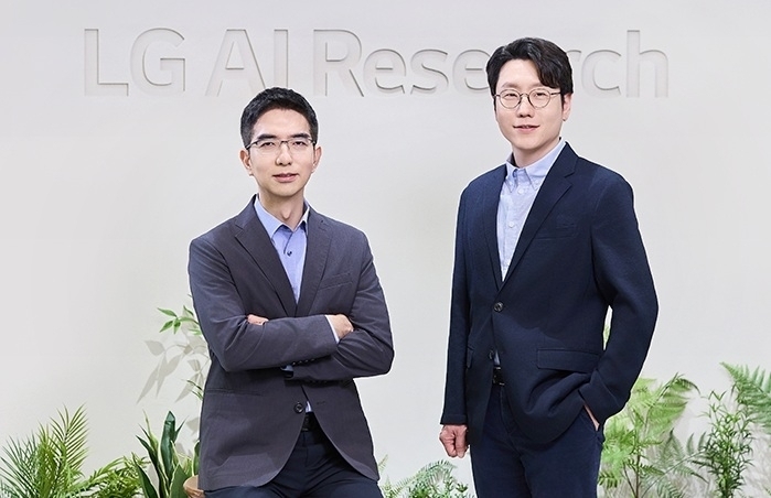 LG AI연구원 이홍락(왼쪽)·임우형 연구원장