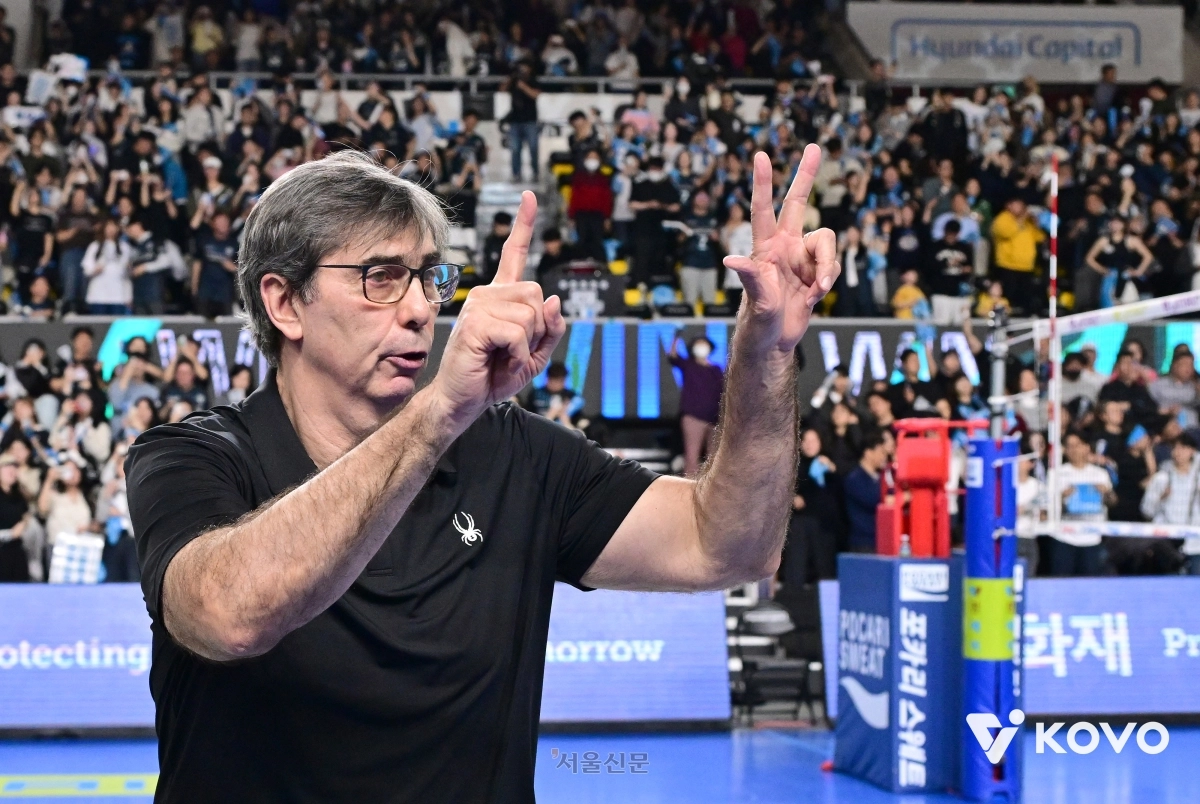 필립 블랑 현대캐피탈 감독이 8일 충남 천안시 유관순체육관에서 열린 2025~25 V리그 남자부 챔피언결정전 4차전에서 승리한 뒤 2차전 포함 자신들이 우승했다는 의미로 3-1을 표현하고 있다. 2026.4.8 KOVO 제공