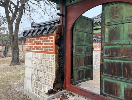불에 탄 경복궁 자선당 인근 삼비문. 국가유산청 제공