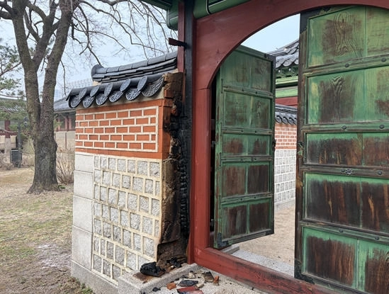 불에 탄 경복궁 자선당 인근 삼비문. 국가유산청 제공