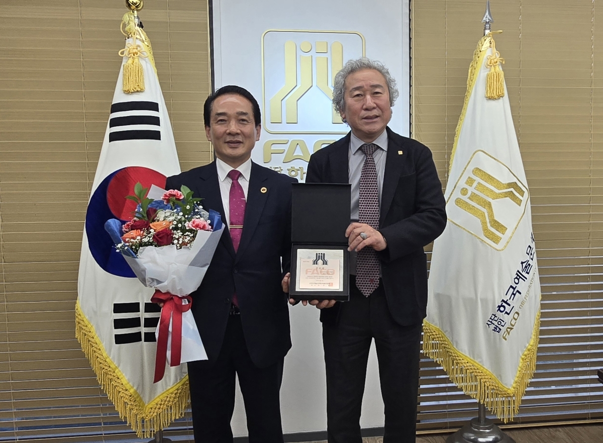 다선 김승호 회장(왼쪽)이 대한민국예술문화총연합회 조강훈 회장으로 부터 공로패를 받고 기념촬영을 하고 있다.