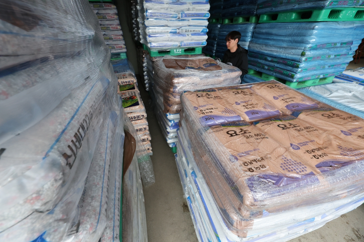 [고양=뉴시스] 황준선 기자 = 6일 경기 고양시의 한 농협 자재센터에 비료가 보관돼 있다.   중동전쟁 장기화로 국제 비료 원료 가격이 상승해 농산물 및 식품 물가 상승이 우려되고 있다. 특히 질소 비료의 핵심 원료인 요소 가격의 지난달 중동 지역 요소 수출 가격은 t당 670달러로 전월 대비 38.1%, 전년 동기 대비 172.3% 급등하면서 농가 부담이 커지고 있다. 우리나라 비료용 요소 수입의 중동 의존도는 43.7%에 달하며, 이 가운데 호르무즈 해협을 통과하는 물량은 38.4%다. 2026.04.06. hwang@newsis.com