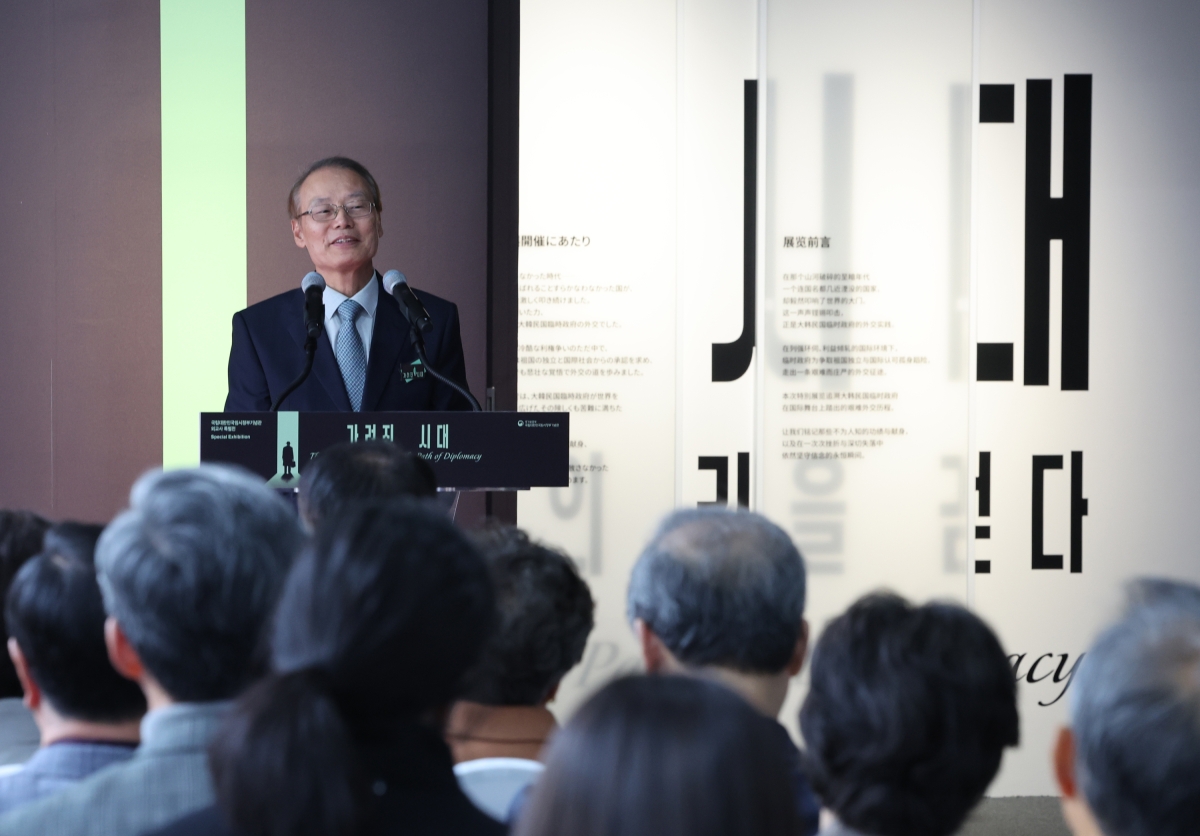 인사말하는 김희곤 관장