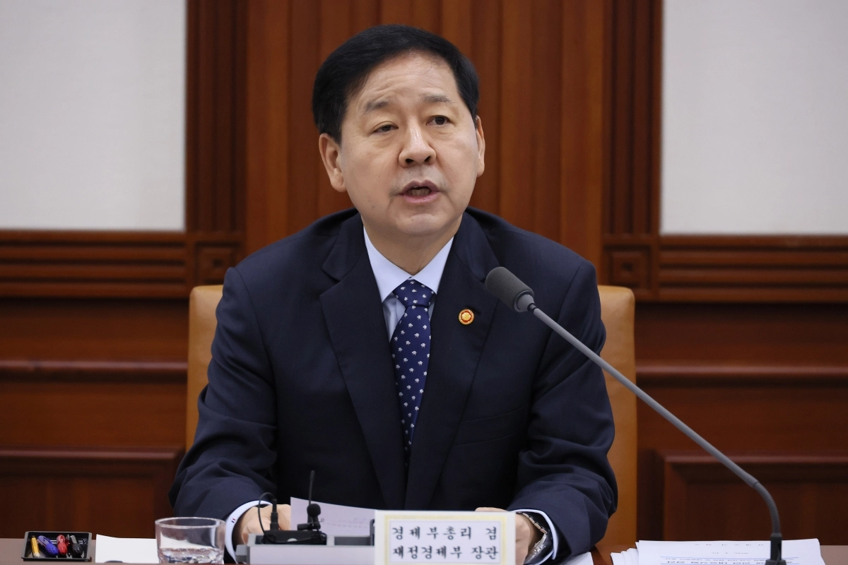 구윤철 부총리, 비상경제본부회의 겸 경제관계장관회의 발언     (서울=연합뉴스) 이정훈 기자 = 구윤철 부총리 겸 재정경제부 장관이 10일 서울 종로구 정부서울청사에서 열린 비상경제본부회의 겸 경제관계장관회의에서 발언하고 있다. 2026.4.10     uwg806@yna.co.kr