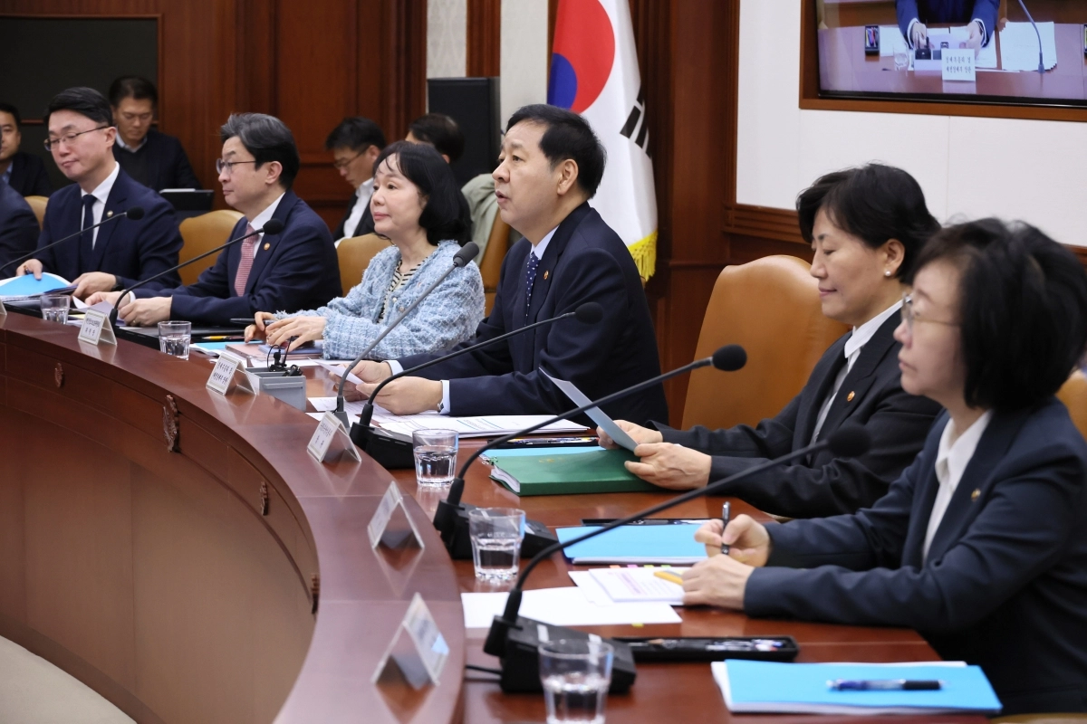 구윤철 부총리, 비상경제본부회의 겸 경제관계장관회의 발언     (서울=연합뉴스) 이정훈 기자 = 구윤철 부총리 겸 재정경제부 장관이 10일 서울 종로구 정부서울청사에서 열린 비상경제본부회의 겸 경제관계장관회의에서 발언하고 있다. 2026.4.10     uwg806@yna.co.kr