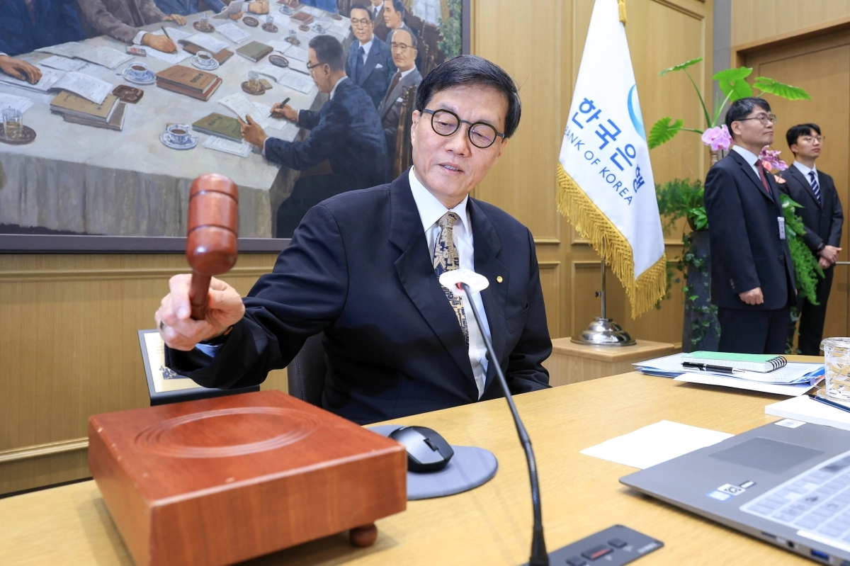 이창용 한국은행 총재가 10일 서울 중구 한국은행 본관에서 열린 금융통화위원회 본회의에서 의사봉을 두드리고 있다. 2026.4.10. 사진공동취재단