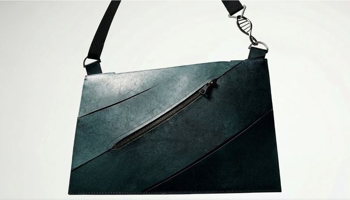 티라노사우루스 렉스 화석에서 추출한 콜라겐을 활용해 만든 가죽 핸드백. VML