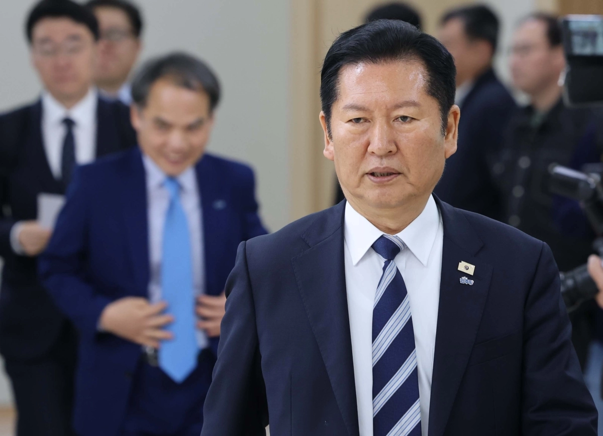 정청래 더불어민주당 대표가 10일 전남 담양농협 본점에서 열린 현장 최고위원회의에 참석하고 있다. 연합뉴스