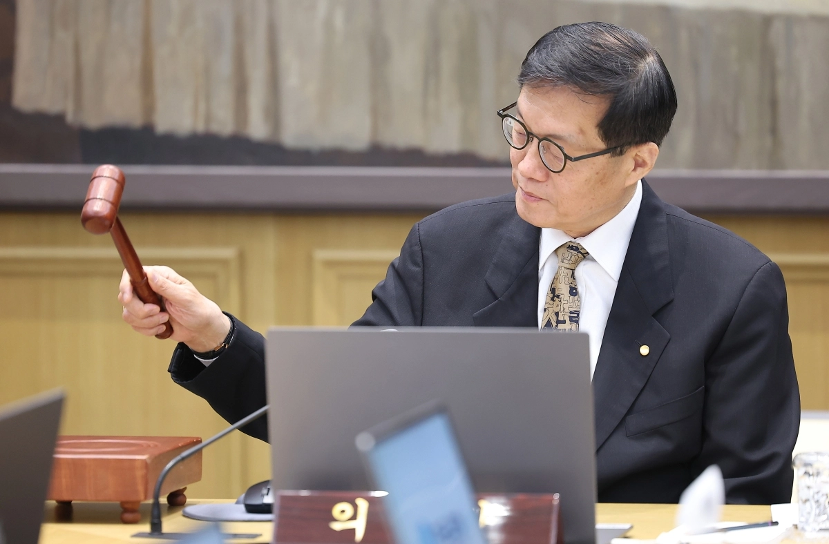 이창용 한국은행 총재가 10일 서울 중구 한국은행 본관에서 열린 금융통화위원회 본회의에서 의사봉을 두드리고 있다. 2026.4.10. 연합뉴스
