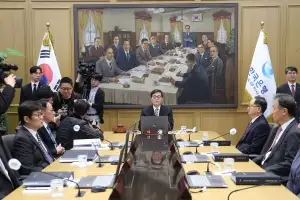 한은, 기준금리 2.5% 만장일치 동결… 전쟁發 ‘물가·환율·성장’ 딜레마(종합)