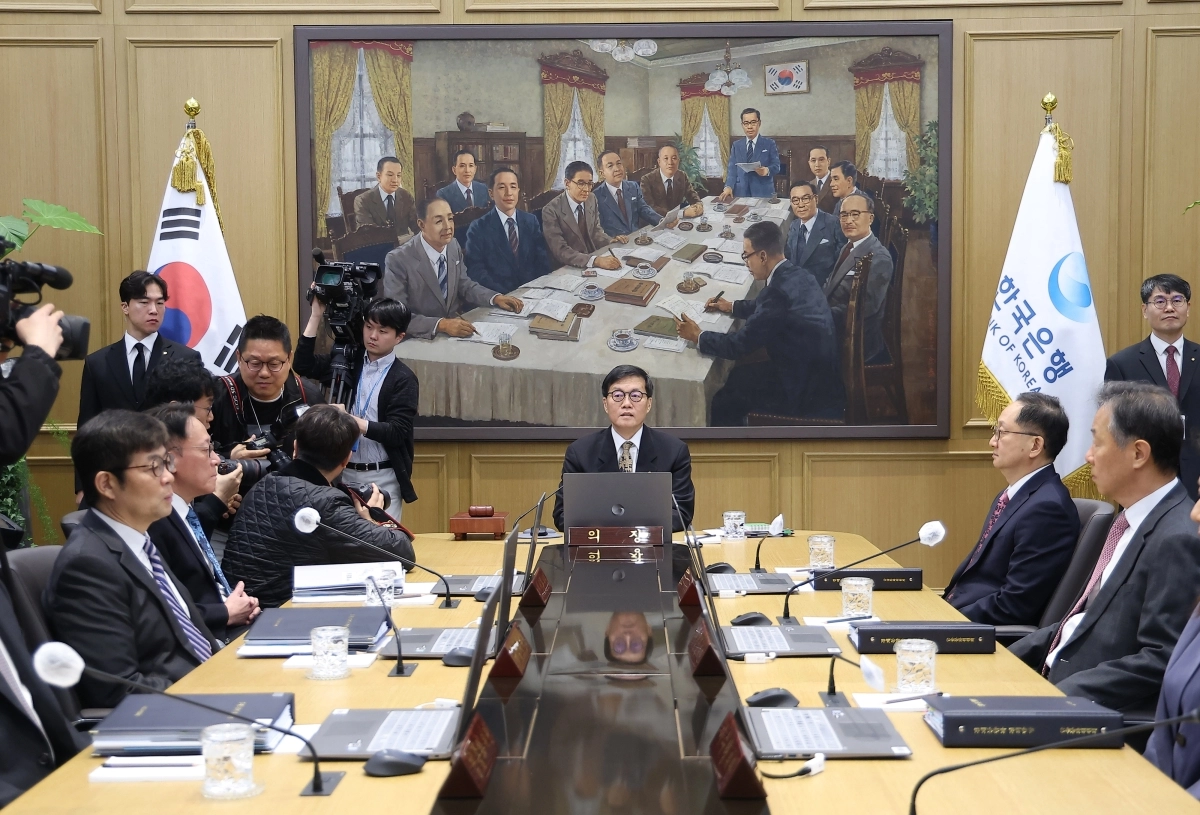 이창용 한국은행 총재가 10일 서울 중구 한국은행 본관에서 열린 금융통화위원회 본회의를 주재하고 있다. 2026.4.10. 연합뉴스