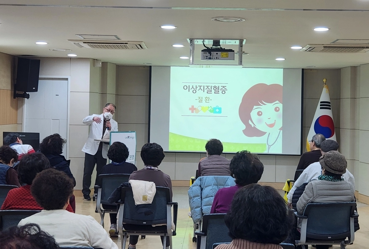 송파구 거여동 돌봄건강지원센터에서 진행된 혈관튼튼 만성교실’에서 주민들이 의사에게 혈관 관리방법에 대해 듣고 있다. 송파구 제공
