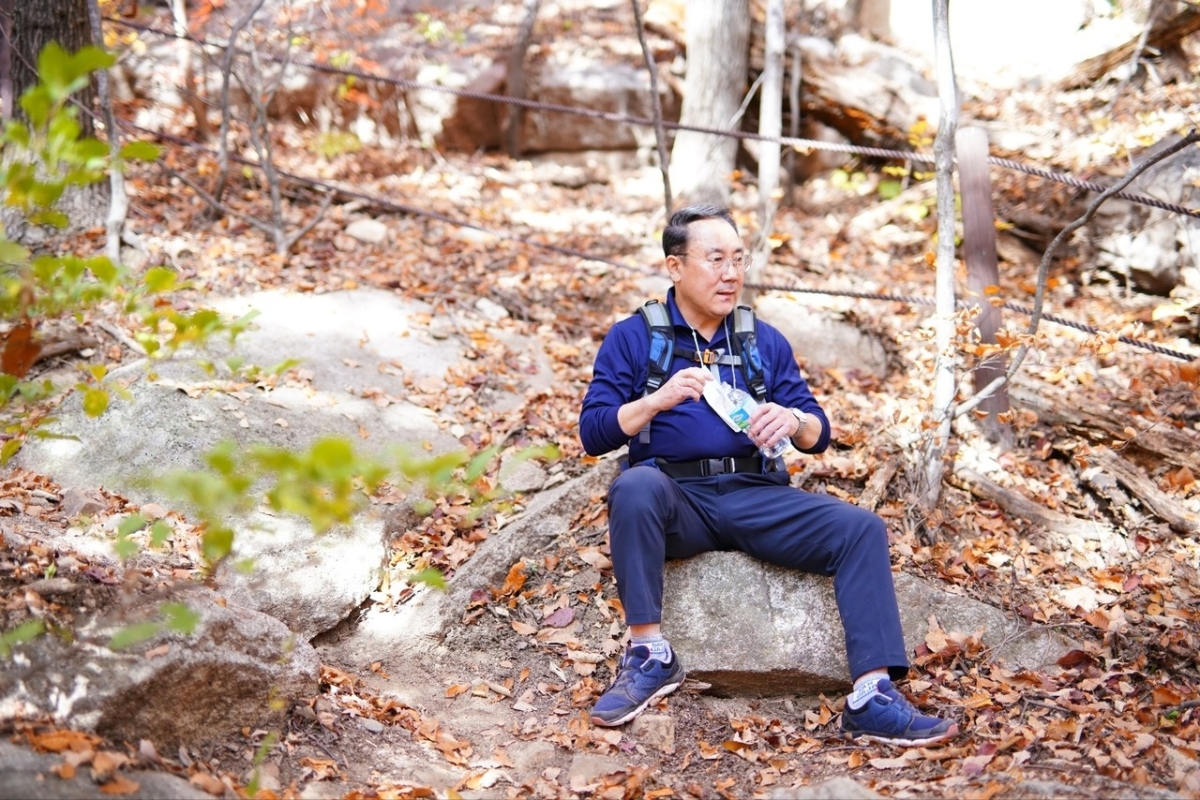 국회의원 지역사무실 사무국장으로 일하며 민원 해결과 지역 현안을 챙겨온 정구견(61)씨가 뇌사장기기증으로 3명의 생명을 살리고 세상을 떠났다. 한국장기조직기증원 제공