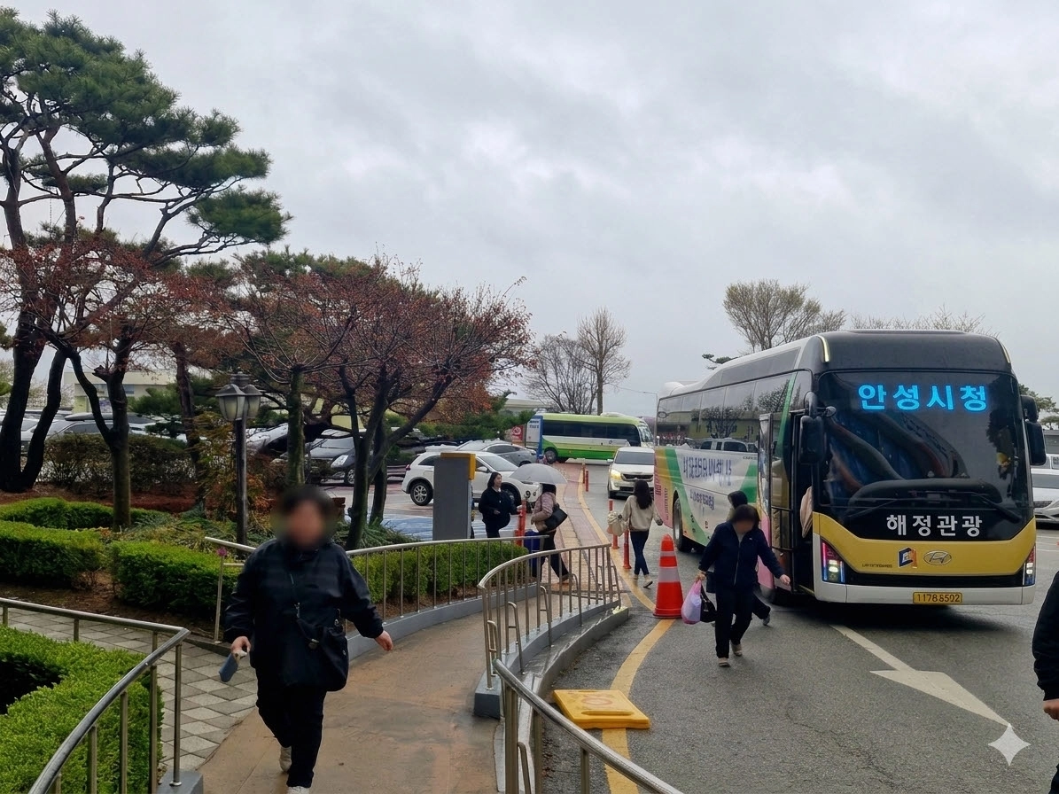안성시청 직원들이 통근버스로 출근하고 있다. (안성시청 제공))
