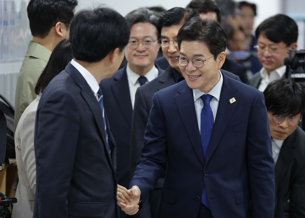 정원오 더불어민주당 서울시장 후보가 10일 국회 소통관에서 기자 회견을 하기 위해 이동하고 있다. 연합뉴스