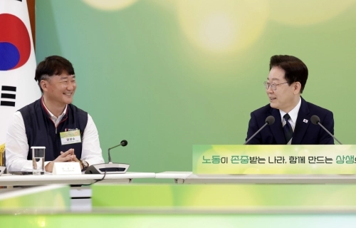 이재명 대통령이 10일 청와대에서 열린 민주노총 초청간담회에서 양경수 위원장과 대화하고 있다. 2026.4.10 연합뉴스