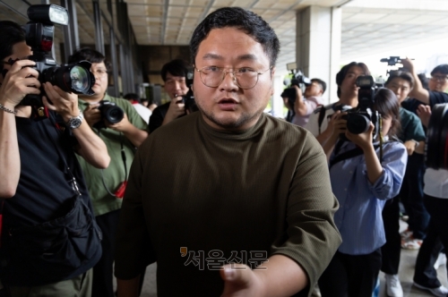 유튜버 구제역(이준희)이 2024년 7월 15일 오후 서울중앙지검에 자진 출석하고 있다. [연합뉴스]