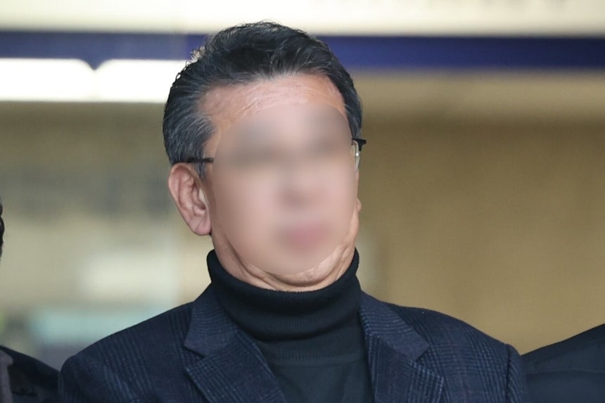중증 발달장애인 거주 시설 ‘색동원’ 내 입소자들을 성적으로 학대한 혐의로 재판에 넘겨진 전 시설장 김모씨.  뉴스1