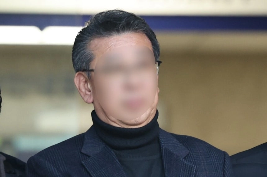 중증 발달장애인 거주 시설 ‘색동원’ 내 입소자들을 성적으로 학대한 혐의로 재판에 넘겨진 전 시설장 김모씨.  뉴스1