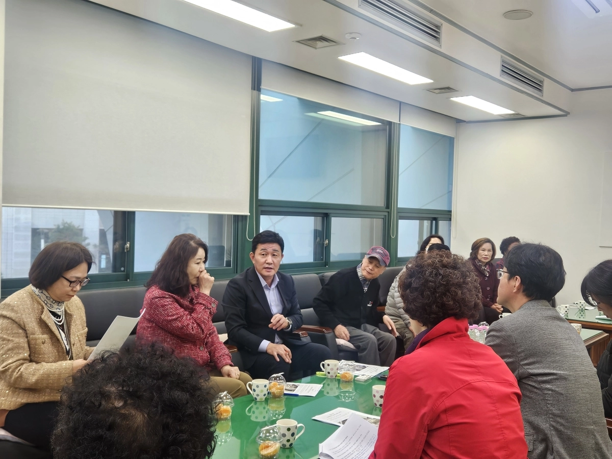 지난 9일 성동구 용답동 지역 주민들과 간담회를 개최한 황철규 의원