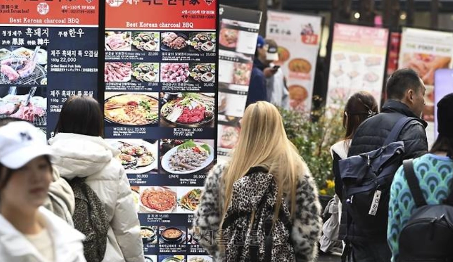 식당 앞에 설치된 음식 메뉴 가판대에 가격이 표시돼 있다. 서울신문DB