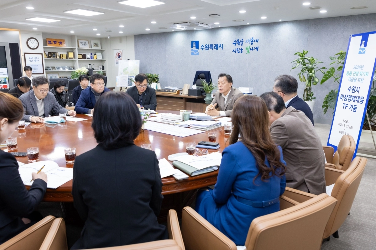 이재준 수원시장이 지난 3월 30일 ‘비상경제대응 태스크포스’ 회의를 주재하고 있다. (수원시 제공)