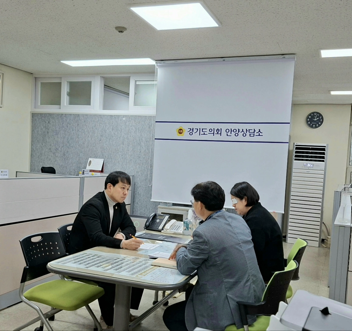 유영일 의원이 9일 의회 안양상담소에서 경기도청 관계자로부터 중동 사태 이후 쓰레기 종량제봉투 수급 및 관리 현황과 안양 업사이클센터 설치사업 추진 상황에 대한 보고를 받고 있다.(사진=경기도의회)