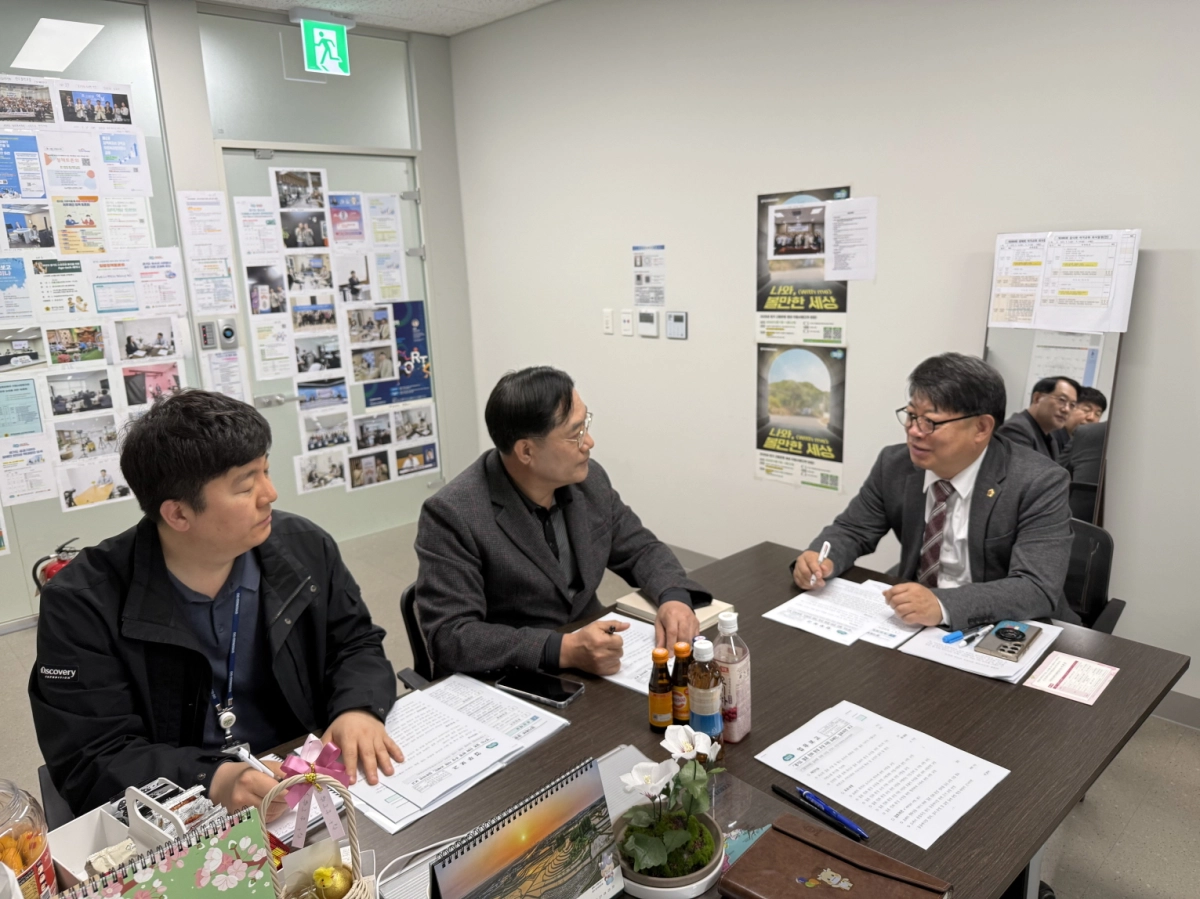 김재훈 의원이 9일 경기도청 가족정책과로부터 업무보고를 받고 있다.(사진=경기도의회)
