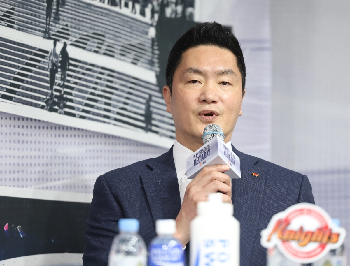 질문 답하는 전희철 SK 감독