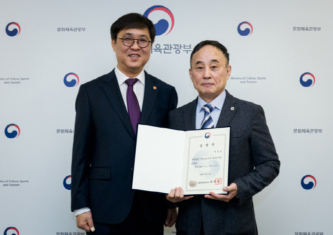 최휘영(왼쪽) 문화체육관광부 장관이 10일 국립정동극장 대표이사에 서승만(오른쪽)씨를 임명하고 임명장을 수여했다. 문체부 제공