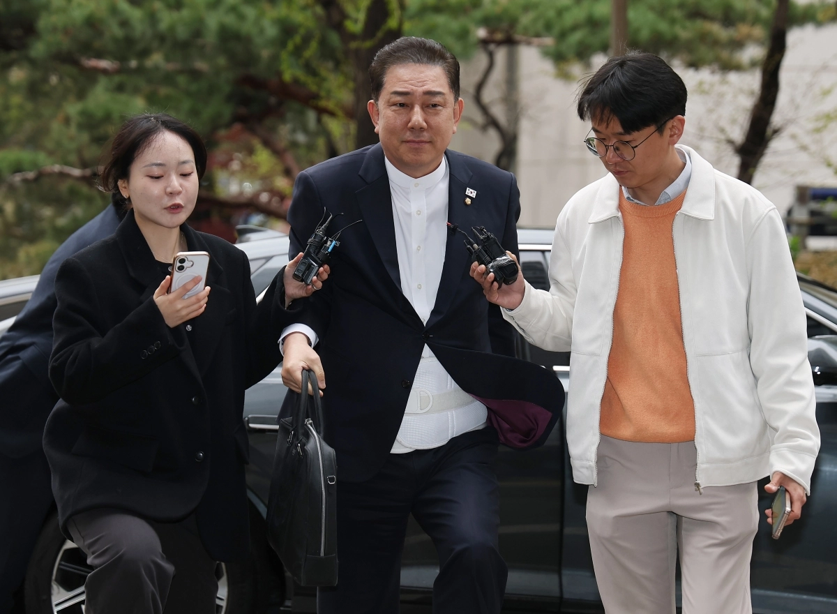 뇌물수수 의혹 등을 받는 무소속 김병기 의원이 10일 서울 마포구 서울경찰청 공공범죄수사대에 조사를 받기 위해 출석하고 있다. 연합뉴스
