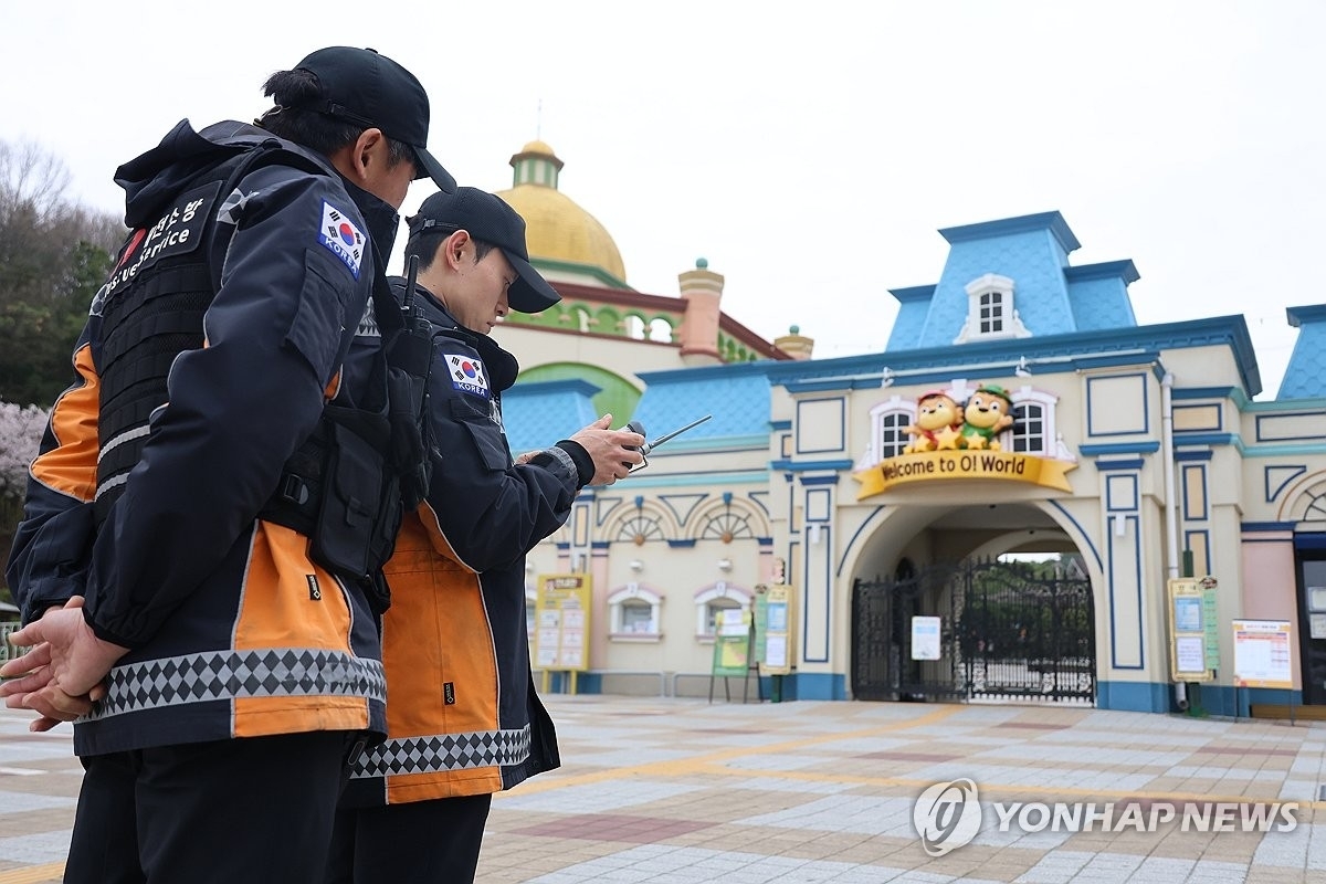 늑대 1마리가 탈출한 대전시 중구 사정동 오월드에서 소방대원이 드론으로 늑대를 수색하고 있다. 대전 연합뉴스