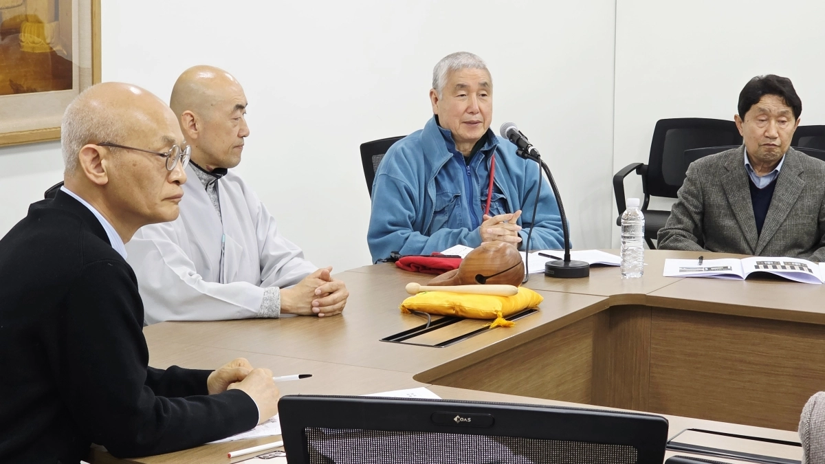 서울 한국불교역사문화기념관에서 열린 ‘한글 주련 모심법회’ 기자회견에서 안상수(오른쪽) 추진위원이 한글 주련의  의미에 대해 설명하고 있다.
