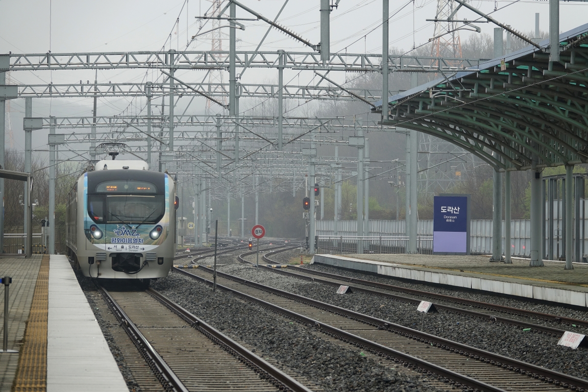 도라산역 도착하는 DMZ 평화 이음 열차
