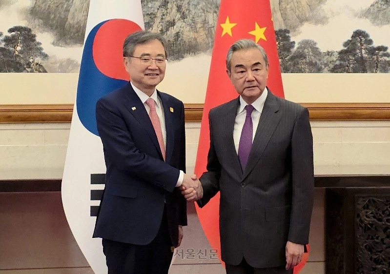 악수하는 조현 외교장관·왕이 외교부장