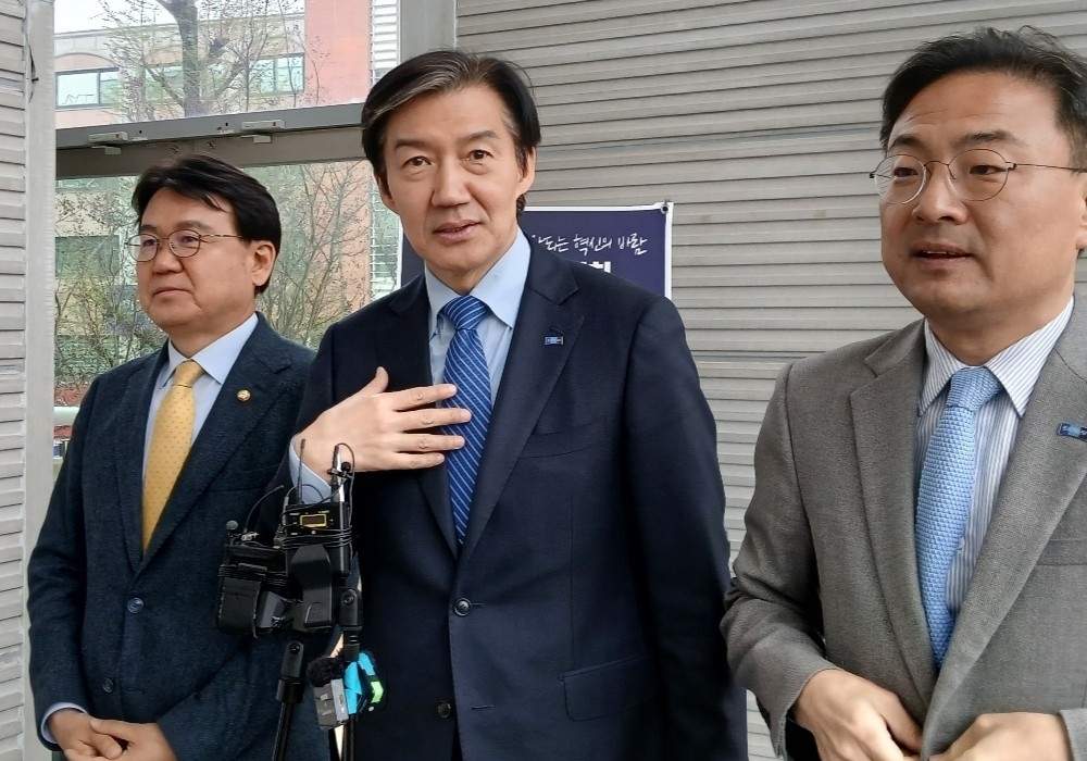 조국 조국혁신당 대표가 10일 오후 대전 유성문화원에서 열린 지방선거 필승결의대회에 참석해 6·3 국회의원 재·보궐선거와 관련된 의견을 말하고 있다. 뉴시스