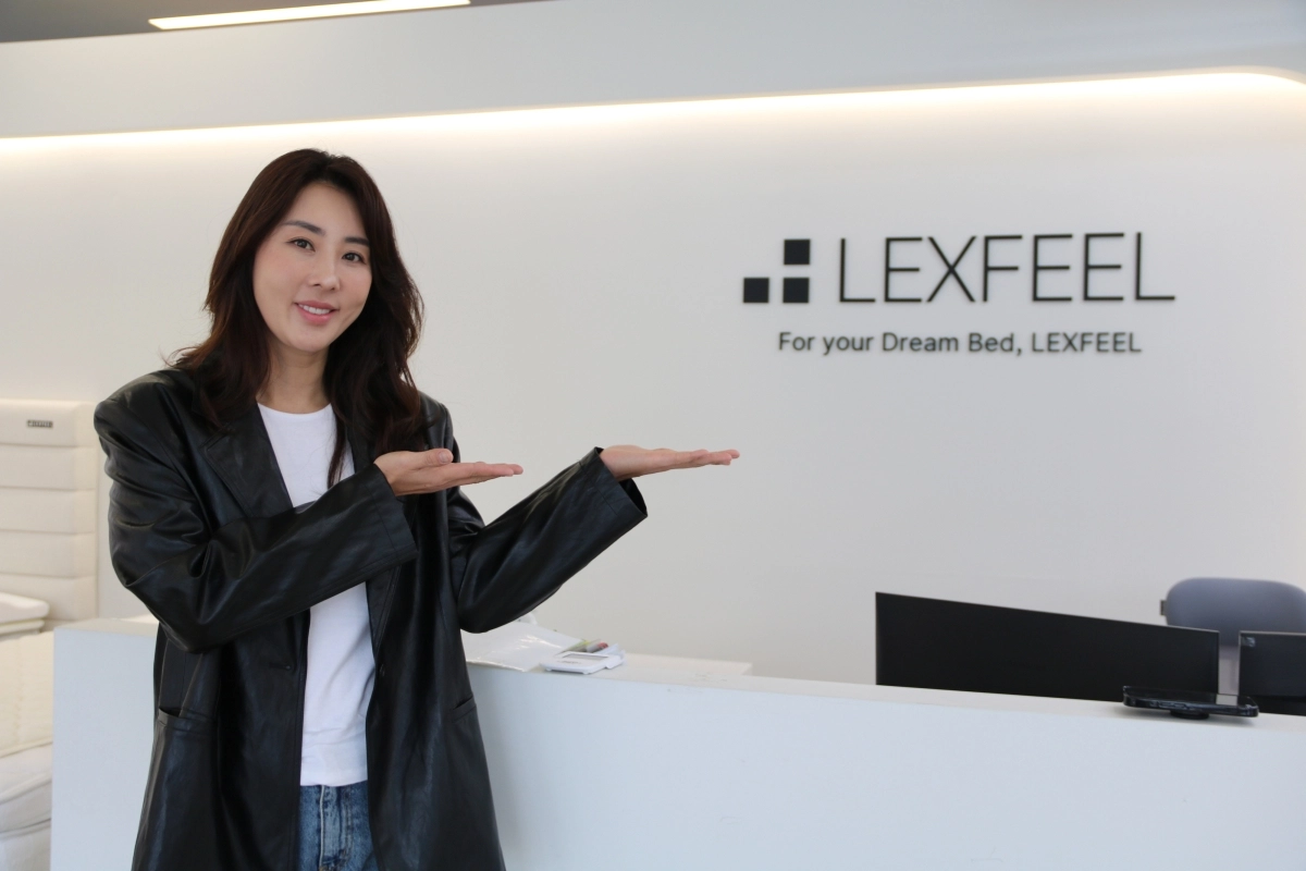 KLPGA 홍진주 프로가 3월 30일 렉스필 본사에서 열린 공식 조인식에 참석해 렉스필 브랜드 로고 앞에서 포즈를 취하고 있다.(사진=렉스필)