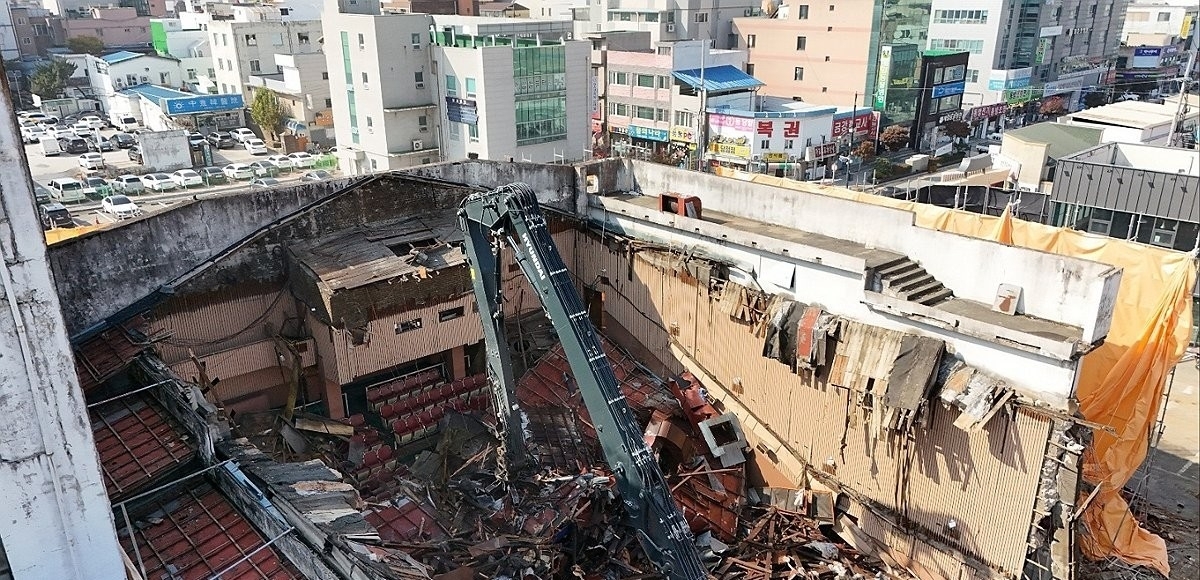 철거되고 있는 강원 원주시 옛 아카데미극장. 연합뉴스