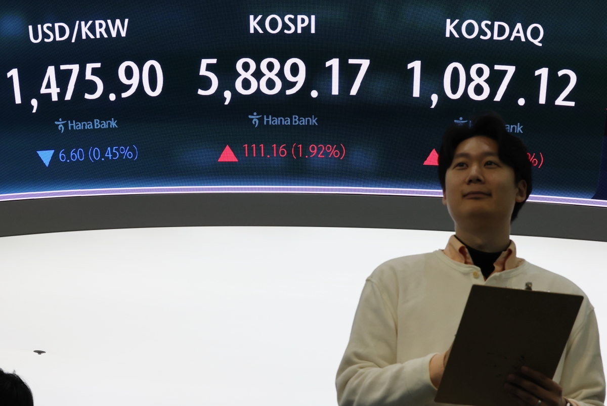 10일 서울 중구 하나은행 본점 딜링룸에서 직원이 업무를 보고 있다. 이날 코스피는 전장보다 98.11포인트(1.70%) 오른 5876.12로, 원달러 환율은 7.4원 내린 1,475.1원으로 시작했다. 2026.4.10. 연합뉴스