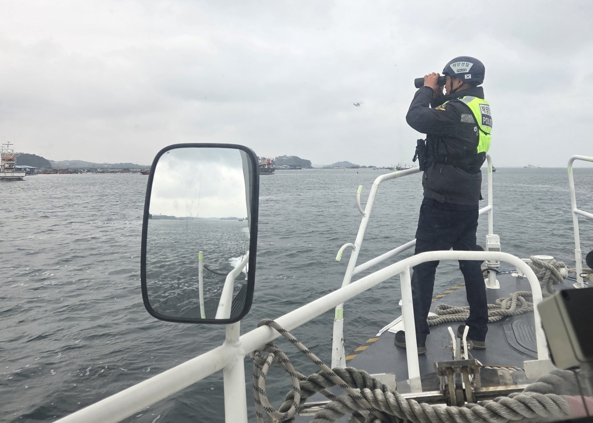 태안 해경이 구매항 인근에서 실종 잠수부를 수색 중이다. 태안해경 제공